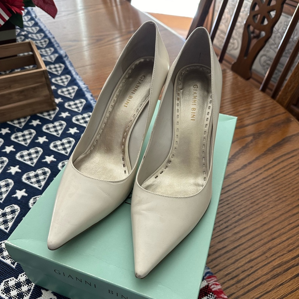 Gianni Bini cream pointed toe pumps